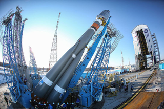 Foto: Un cohete Soyuz siendo instalado en la pista de lanzamiento del Vostochny (vía Russian Space Web).